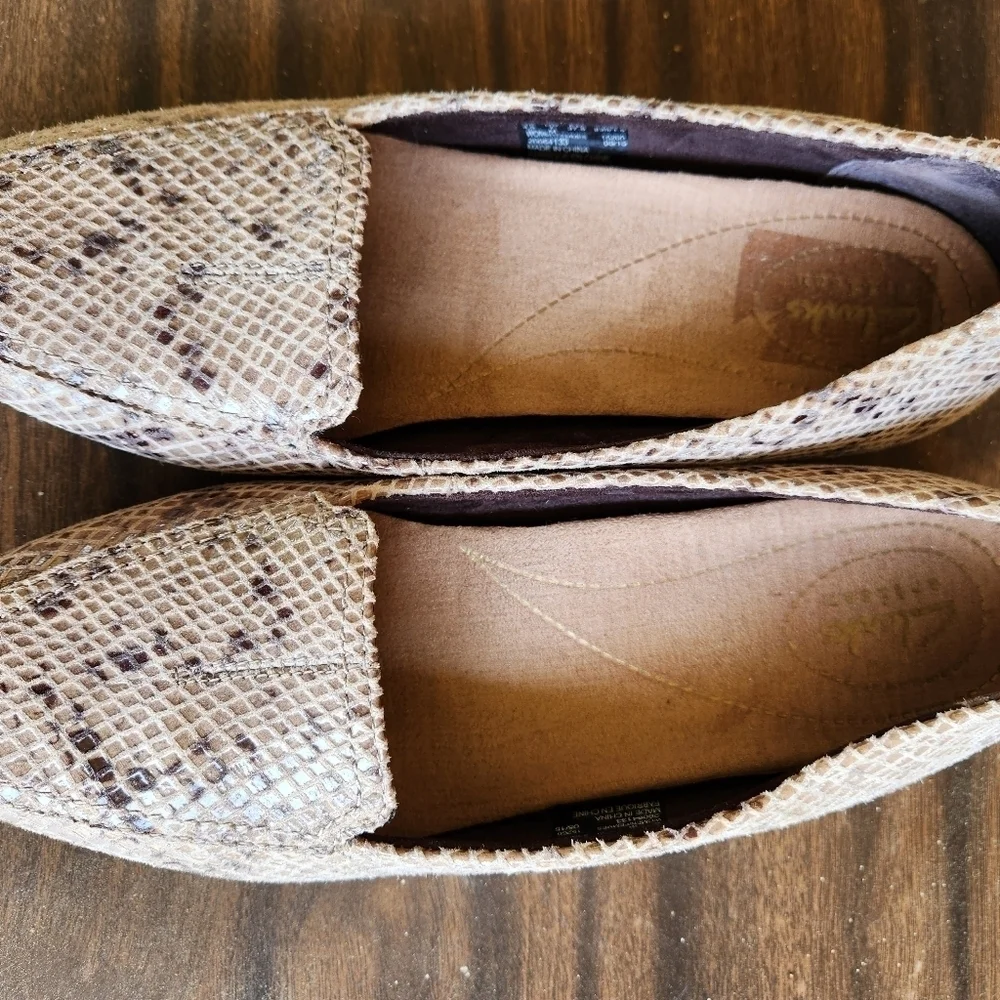 Clark’s Artisan Loafers Snakeskin Beige Brown 7M Flat Shoes